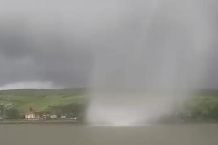 Cum s-a produs ,,tornada” de pe lacul Mărtinești din Cluj. Ce a fost de fapt fenomenul neobișnuit 