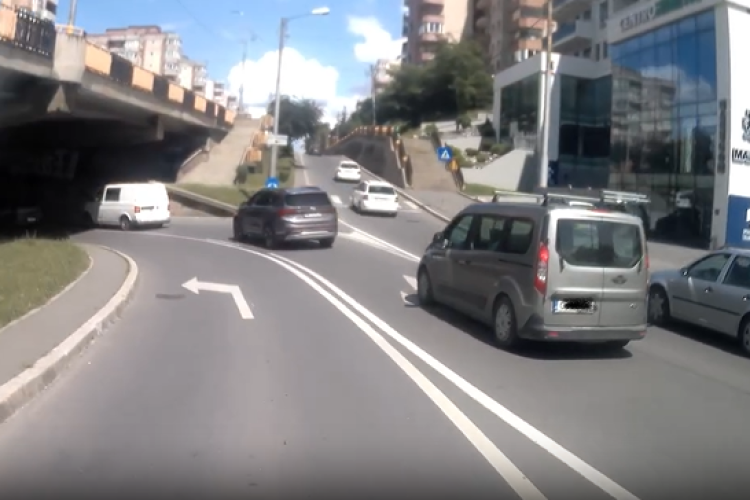 Șoferii se plâng că marcajele rutiere trasate pe drumurile din Cluj încurcă mai tare traficul:  ,,Mulți greșesc din cauza semnalizărilor rutiere confuze”