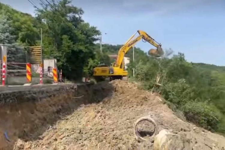 VIDEO. Au început lucrările la strada Uliului. 5 milioane de lei investiți din banii clujenilor pentru consolidare după ce s-au construit vile în pantă