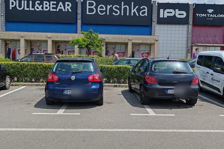 Aglomerată parcarea de la VIVO, dar șoferilor care ajung la mall-ul clujean nu le pasă! Mai ocupă și două locuri: E mașină mare nu încape pe un loc - FOTO