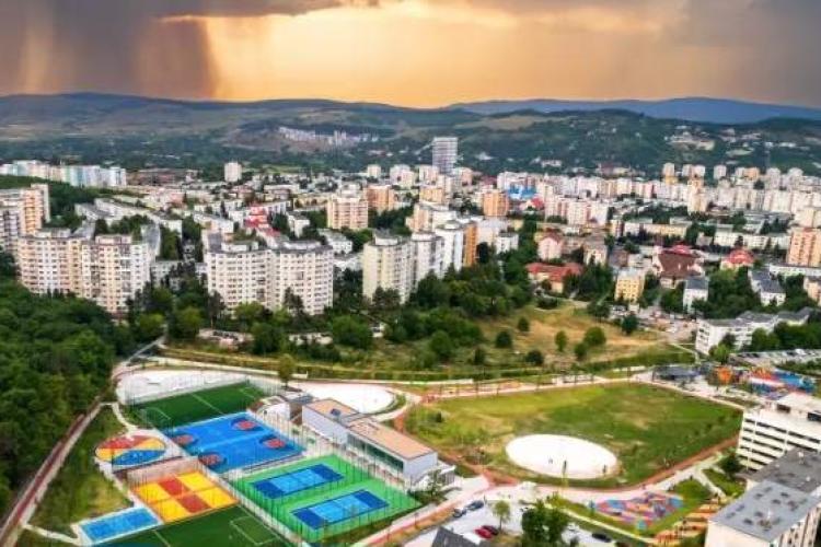 Se sufocă clujenii în baza sportivă din Mănăștur: „Nu există umbră deloc, e periculos pentru copii”