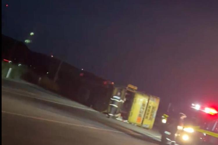 Accident Cluj-O autocisternă încărcată cu bitum s-a răsturnat azi-noapte pe centura Vâlcele-Apahida. Șoferița a fost transportată la spital FOTO/VIDEO