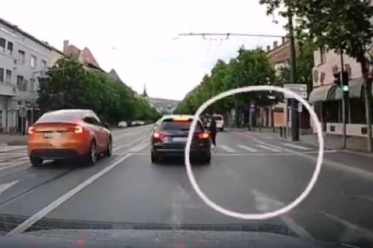 Incident în trafic pe strada Horea din Cluj. Deși semaforul era ROȘU pentru pietoni, a dat cu piciorul în mașină pentru că nu i-a dat prioritate VIDEO