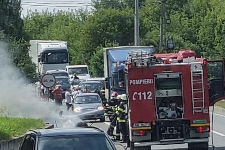 Cluj: O mașină a luat foc la ieșirea din Gilău. Trei persoane au fost transportate la spital - FOTO
