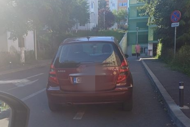 Parcare 0 stres, realizată de un șofer din Cluj! Nu s-a mai deranjat să caute un loc și a lăsat mașina în mijlocul străzii:  E inevitabil să faci accident