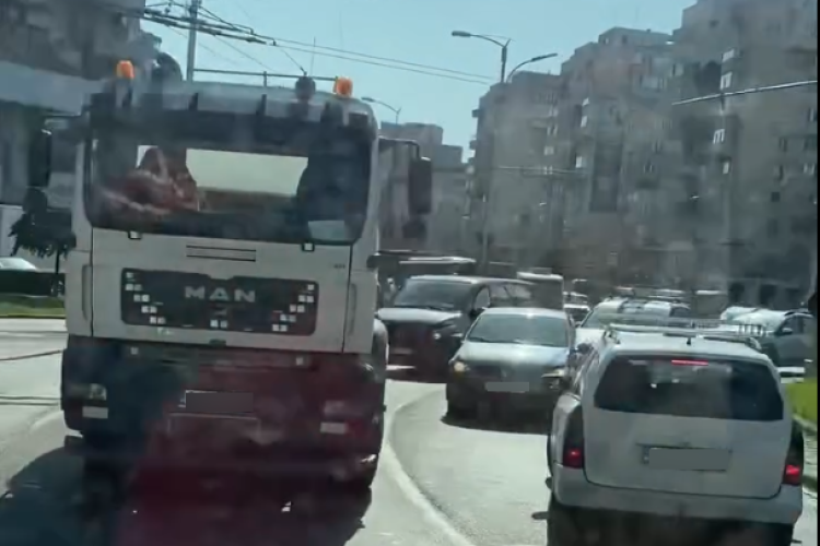 ,,Acum a venit din Anglia!” Un șofer, surprins pe contrasens într-un giratoriu din Cluj - VIDEO/FOTO