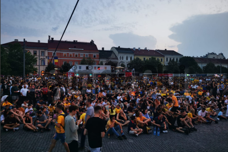 Mii de clujeni, adunați în Piața Unirii pentru a urmări meciul România-Belgia. Atmosfera e de vis!!!!/Hai, România! FOTO/VIDEO 