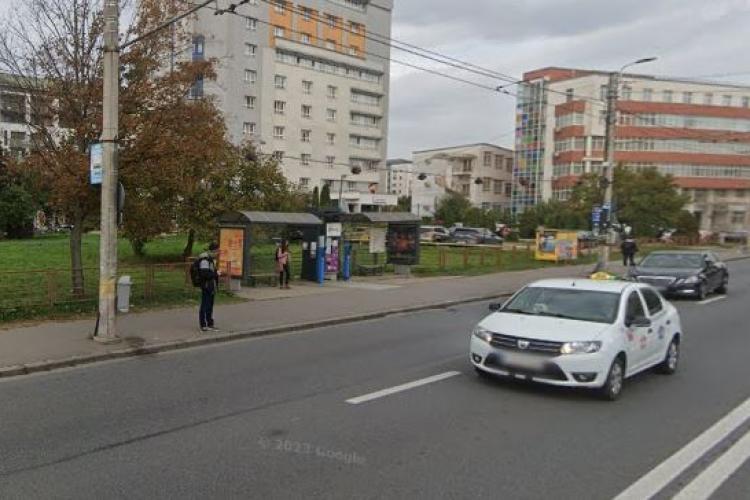 Un tânăr a fost înjunghiat în această după-amiază într-o stație de autobuz de pe strada Teodor Mihali din Cluj-Napoca/ A fost dus la UPU