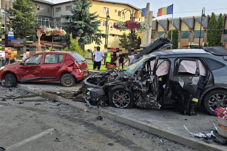 Accident în Gilău, Cluj- Două mașini și un TIR, implicate/ Patru oameni au fost răniți, între care și doi copii.  Va ateriza și elicopterul SMURD- VIDEO