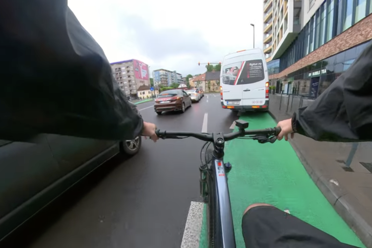 „Febra” parcărilor din Cluj-Napoca îi face pe șoferi să parcheze pe pista de biciclete: „Scuze, tată!” - FOTO/VIDEO