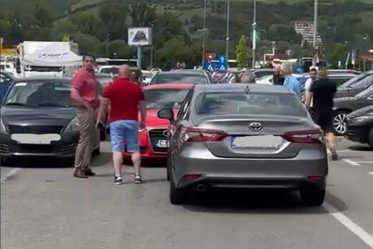 Scandal în parcarea VIVO Cluj! S-au înjurat ca la ușa cortului, că nu se puteau decide cine trece primul/Parcarea s-a blocat complet VIDEO 