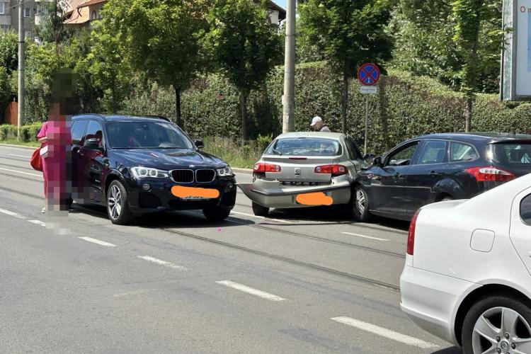 Accident pe strada Plopilor din Cluj, intersecția cu Pandurilor. Trei mașini implicate, după ce un  șofer nu s-a asigurat FOTO