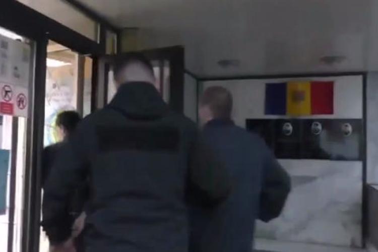 Jaf în plină zi în centrul orașului Cluj-Napoca! Doi infractori cu cagule au intrat peste un clujean, chiar în casa acestuia
