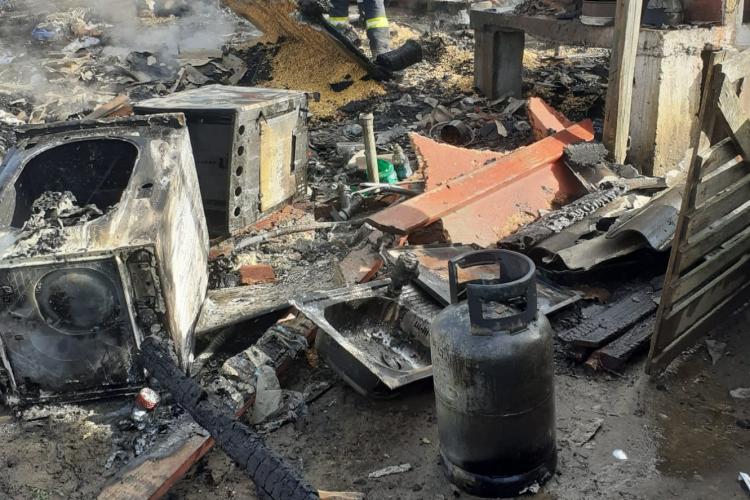 Incendiu la o gospodărie dintr-o comună din Cluj. O femeie a avut nevoie de îngrijiri medicale după ce depozitul de furaje și bucătăria au ars