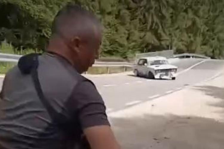 La un pas de tragedie! O mașină de concurs de la Raliul Clujului a trecut ”la mustață” pe lângă niște fotografi, pe traseul de la Tarnița VIDEO