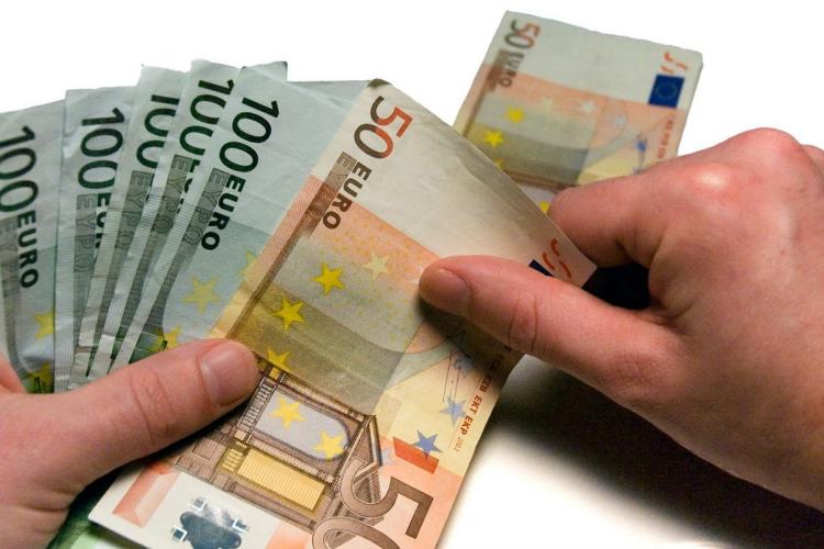Un bărbat a făcut infarct, după ce a câştigat 3 milioane de euro la cazinou. O mulțime de trecători îngroziți s-au adunat lângă el - VIDEO