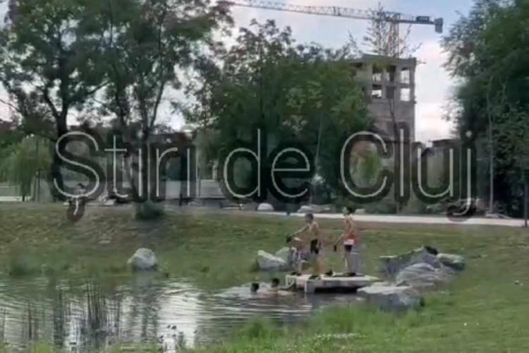 VIDEO. Lacul din Parcul Feroviarilor folosit ca piscină de copiii Clujului. Orașul are nevoie urgent de un ștrand municipal, dar cine să-l facă?