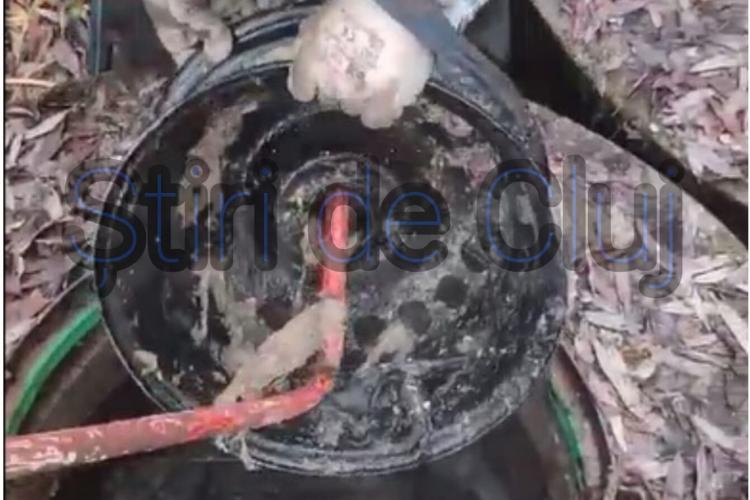 Din ciclul ce mai aruncă clujenii în canale: O jantă de mașină a înfundat canalizarea pe strada Stejarului din Florești, Cluj- VIDEO