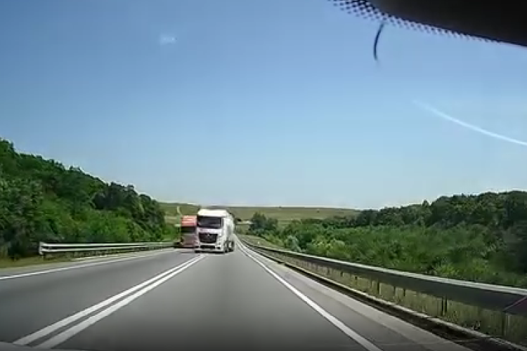 Depășirea pe dublă linie continuă a unui camion era să se sfârșească tragic, pe un drum din Cluj: ,,Poți doar să te rogi sa nu dai peste ei” - VIDEO