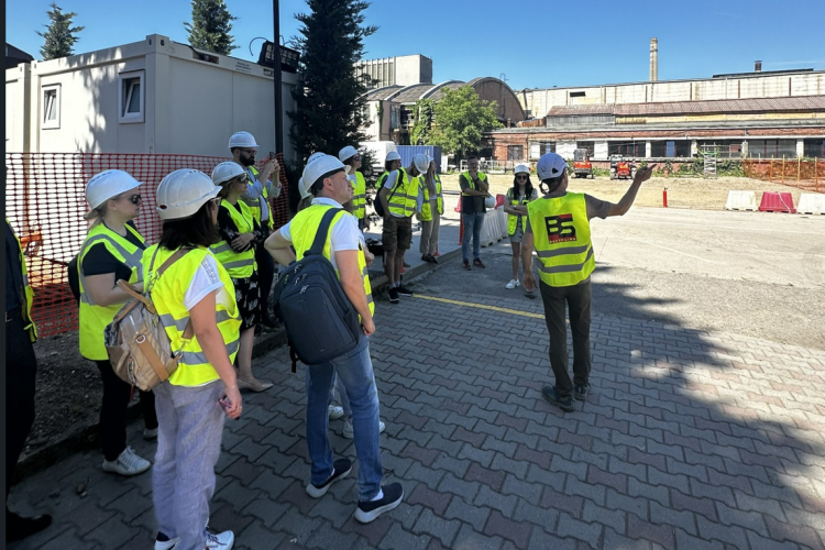 Studenții de la UTCN Cluj fac practică pe șantierul fostei platforme Carbochim. Deja au văzut cum se fac lucrări de dezmembrare a vechilor clădiri