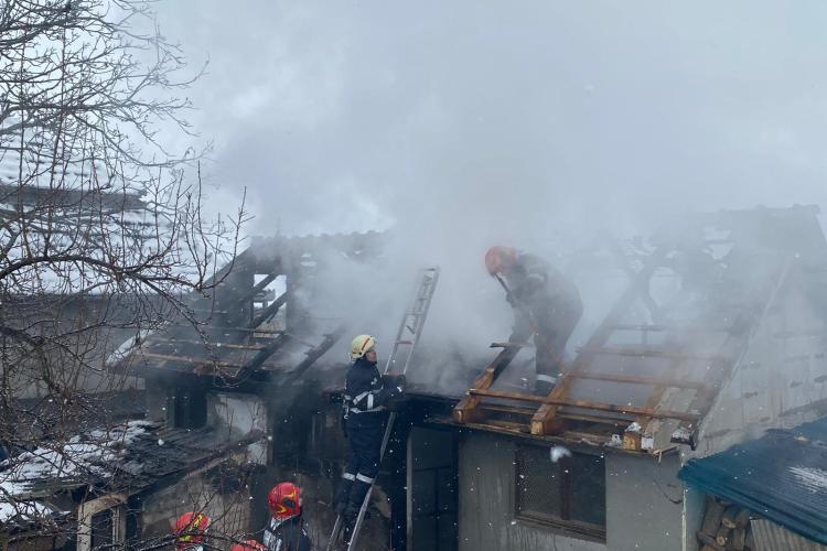 Incendiu devastator Cluj- O casă a ars azi-noapte într-o localitate clujeană. Două femei au suferit un atac de panică- FOTO