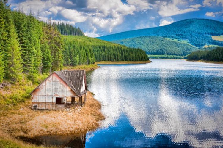 E paradisul sălbatic din Ardeal și rivalizează cu destinații celebre din lume! Cum ajungi la una dintre cele mai frumoase întinderi de apă din Transilvania