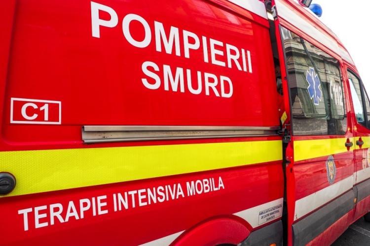 Incendiu pe o stradă din centrul Clujului! O mașină a luat foc, intervin pompierii