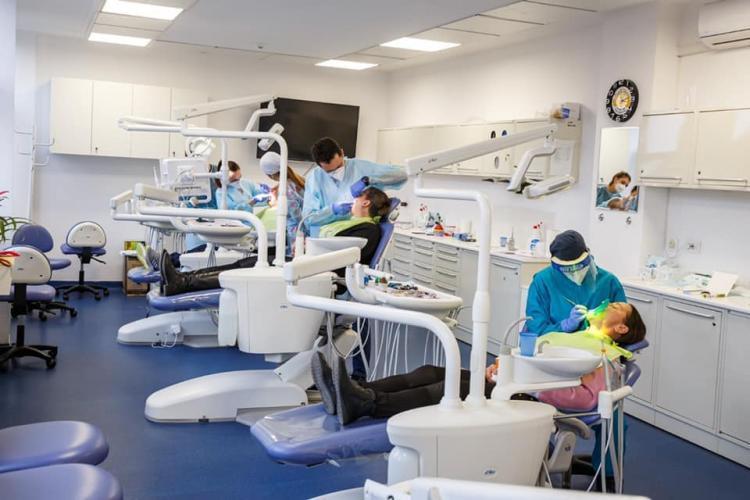 Vizite gratuite la dentist pentru mai mulți pensionari din Cluj! Primăria vrea să majoreze plafonul de la care pensionarii pot primi servicii stomatologice