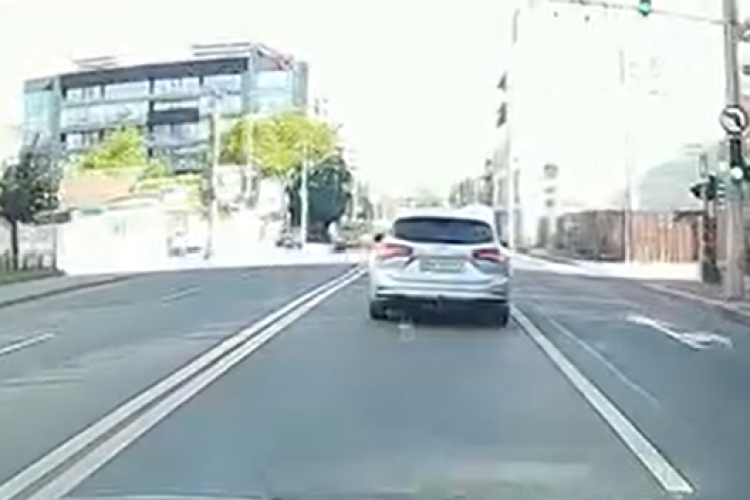 Inconștiență sau neatenție? Un șofer face stânga de pe strada Teodor Mihali și ignoră total indicatorul care îi interzice virajul- VIDEO 