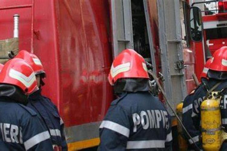 Incendiu la o autoutilitară în parcarea unei benzinării din Turda. Au intervenit pompierii