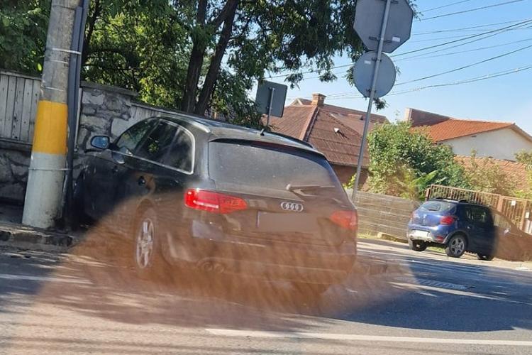Accident în Cluj în zona podului IRA. O mașină a ajuns în zid - FOTO