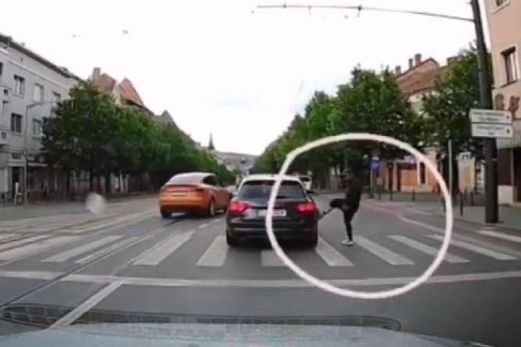 Kickboxing cu mașina la Cluj! Deși semaforul era ROȘU pentru pietoni, a dat cu piciorul în mașină pentru că nu i-a dat prioritate VIDEO