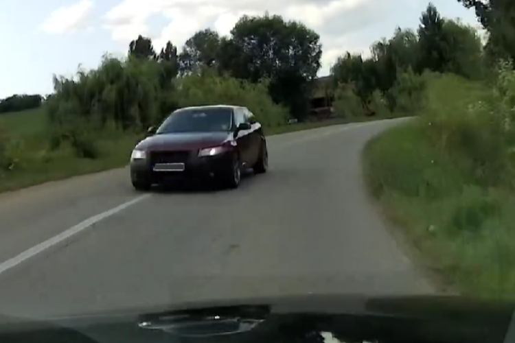 Inconștiență la cote ridicate pe drumurile din Cluj! Un șofer a tăiat curba și era să se arunce într-o altă mașină: ,,Nu știu să-și țină banda” VIDEO