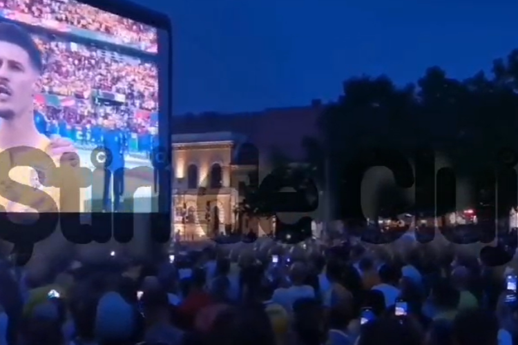 Așa sună imnul României cântat de mii de clujeni în centrul Clujului, la meciul România-Belgia- VIDEO