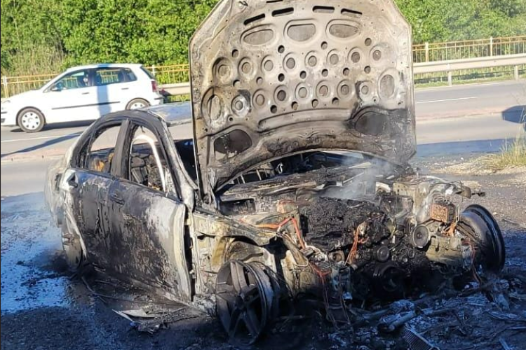 O mașină a luat foc în Feleacu, județul Cluj. Cauza incendiului a fost o defecțiune la motor- VIDEO