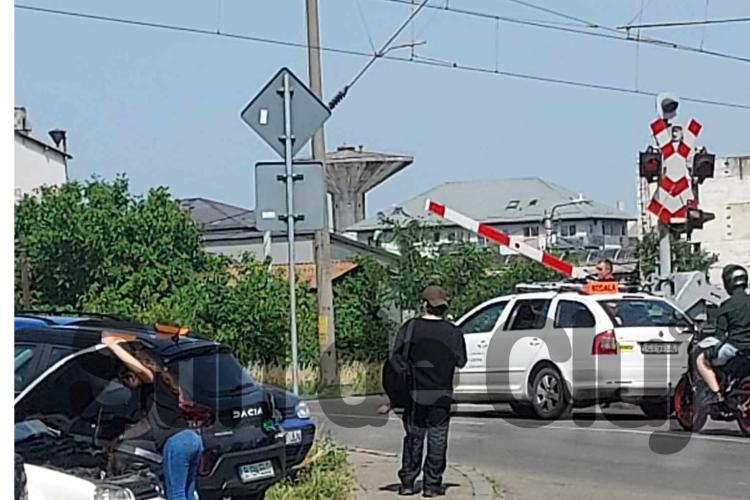 Cluj- Incident periculos la o trecere peste calea ferată: O mașină ȘCOALA nu a oprit la timp și bariera s-a lăsat peste autovehicul- FOTO/VIDEO  