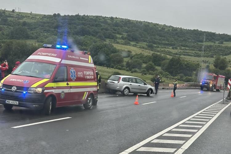 O mașină a intrat într-un parapet după un accident într-o comună din Cluj: Medicii au intervenit de urgență