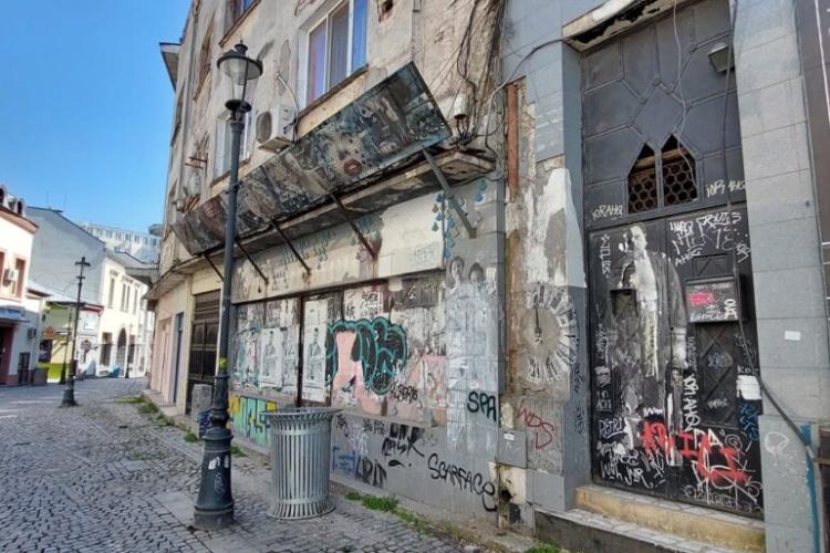 Un regizor clujean distruge mitul supremației Capitalei față de Cluj: „După 3 săptămâni de stat în Cluj te izbește murdăria Bucureștiului”