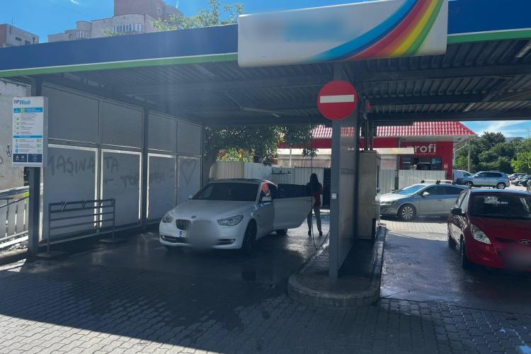 Bătaie de joc la un mare lanț de benzinării din Cluj! Serviciul de spălare auto, sub orice critică: „Încercați câte fise doriți, așa arată mașina”- FOTO