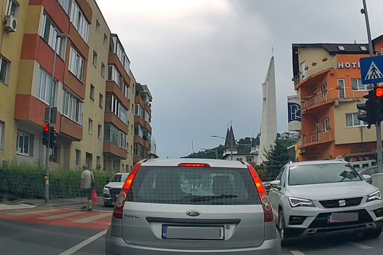 ,,De unde a apărut” - Șofer surprins pe contrasens pe o stradă din Cluj. Pietonii care aveau verde la semafor au trebuit să îi dea prioritate - VIDEO