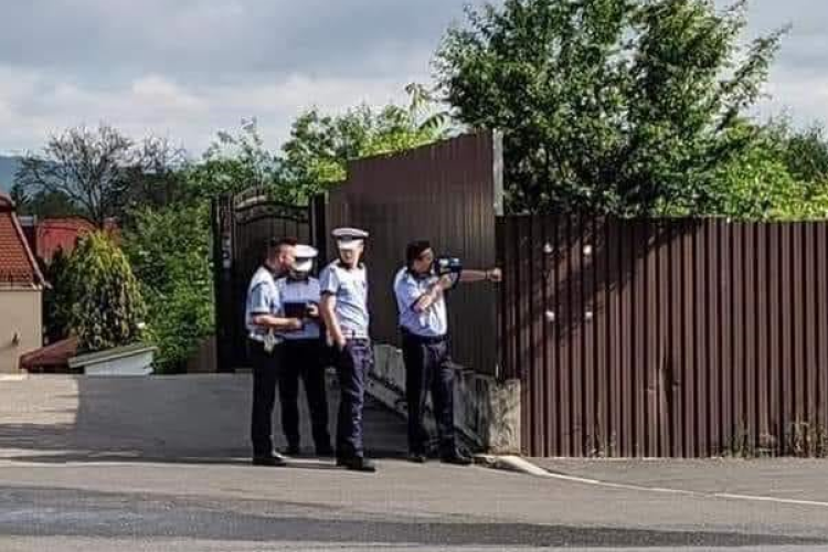 Scenă parcă ruptă din ,,Las Fierbinți” pe o stradă din Cluj: Patru polițiști de la rutieră, pitiți cu radarul după un gard - FOTO 
