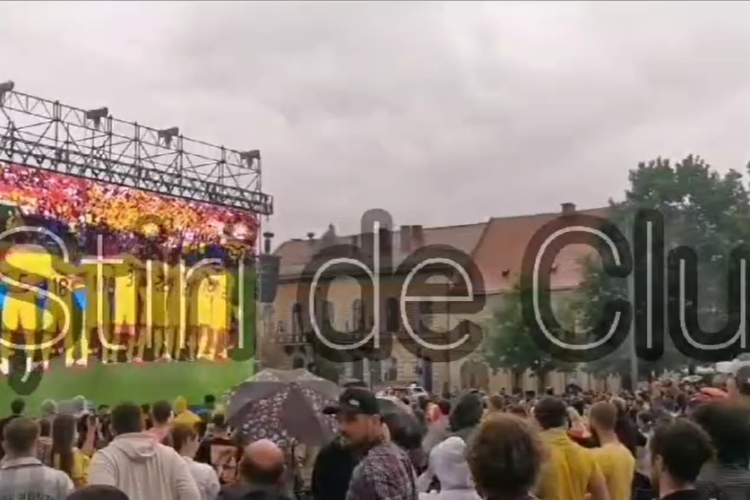 Moment emoționant în Piața Unirii din Cluj-Napoca: Imnul României cântat în ploaie de mii de clujeni - VIDEO