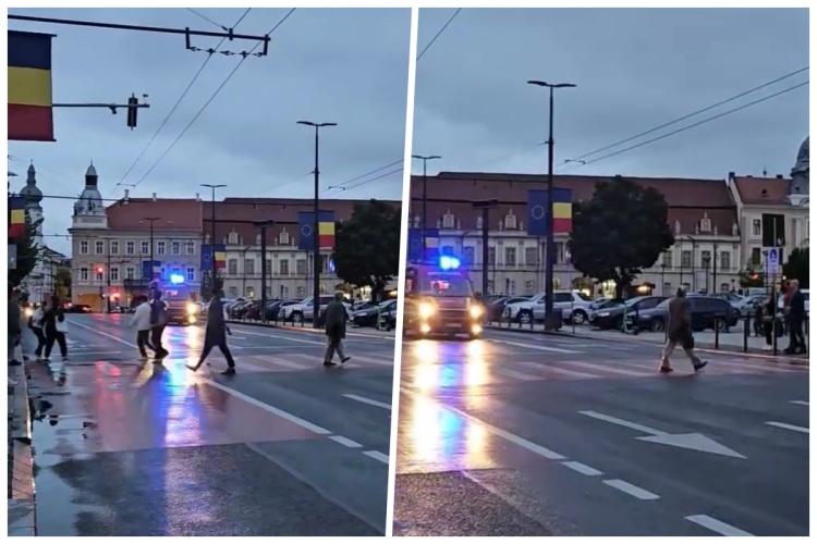 Pietonii din Cluj se cred mai presus de ambulanță! Au fost surprinși în timp ce traversau liniștiți strada prin fața unei ambulanțe în misiune - VIDEO 