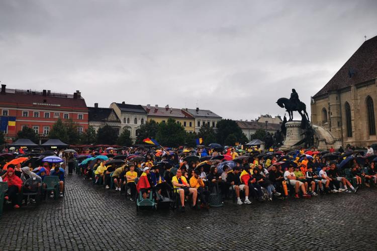 Mii de clujeni înfruntă ploaia în Piața Unirii din centrul Clujului pentru a susține echipa națională în meciul cu Olanda- FOTO/VIDEO