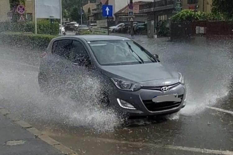 Comportament „civilizat” al unor șoferi, în trafic, pe ploaia de la Cluj: „Merci de duș. Data viitoare trimit video la poliție” FOTO