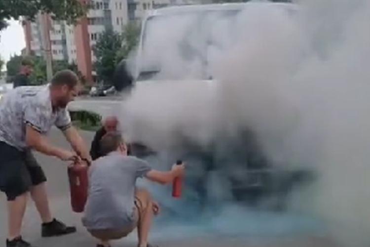 Cluj: O autoutilitară a luat foc pe strada Observatorului. Intervin pompierii - VIDEO/FOTO