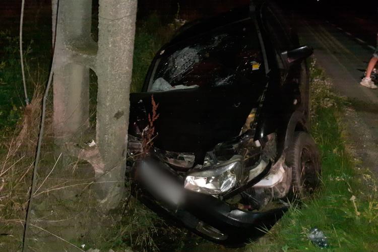 Accident într-o localitate din Cluj: Un șofer a intrat într-un stâlp de pe marginea drumului/A fost transportat de urgență la spital- FOTO