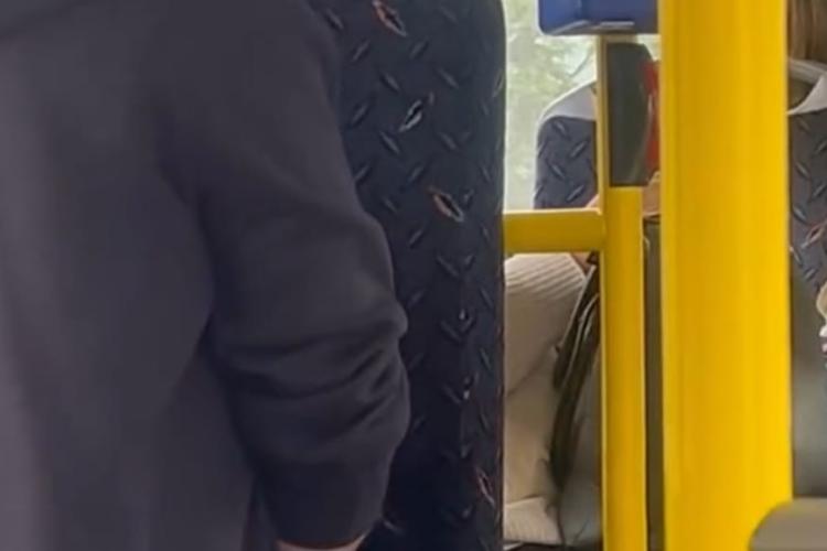 Clujeanul care a făcut gesturi obscene într-un autobuz din Cluj-Napoca, căutat de polițiști: „Demarăm cercetări” - FOTO în articol