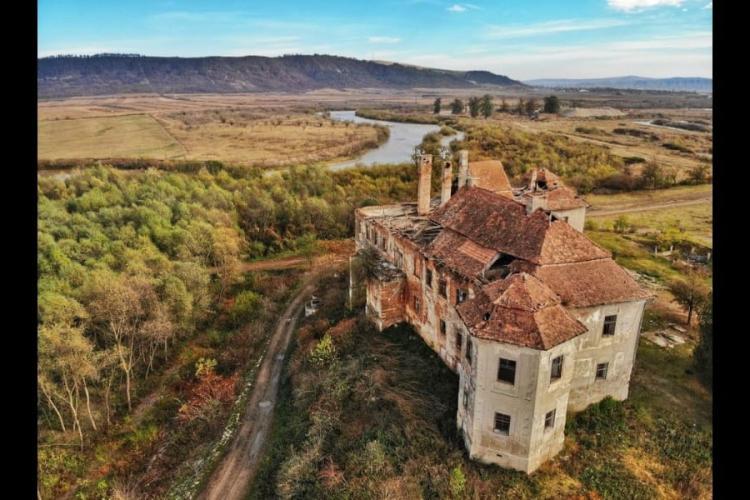 Cum ar fi putut arăta un superb castel din Cluj, dacă nu era lăsat în paragină. Azi îi putem privi doar „rănile” - FOTO