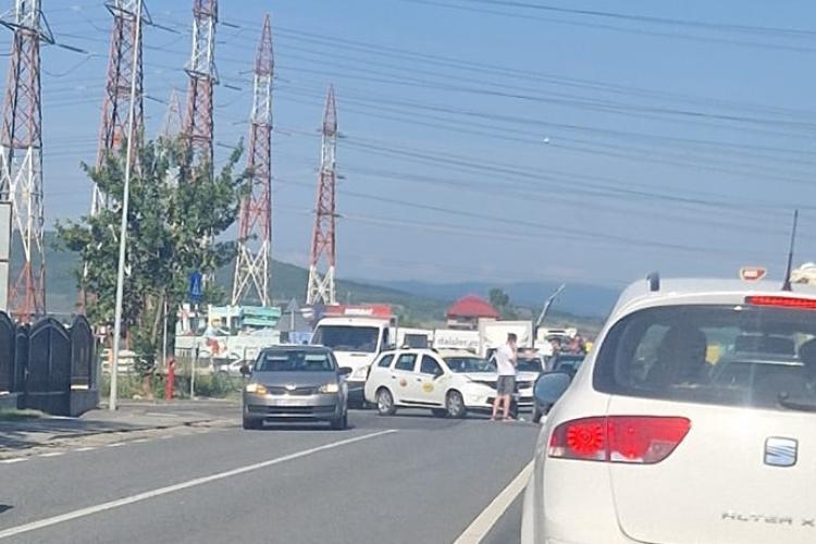 Cluj: Accident rutier la intrare în Florești. Un taxi și o mașină au fost implicate